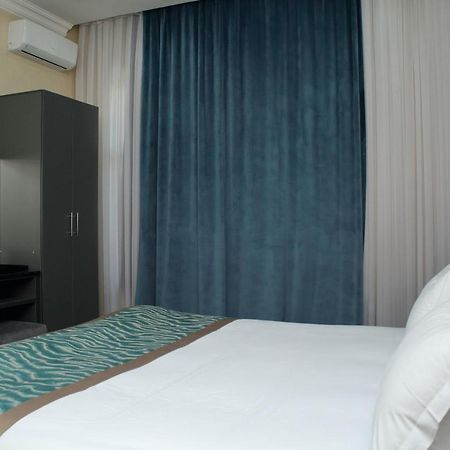 Golden Hotel Bishkek Bagian luar foto