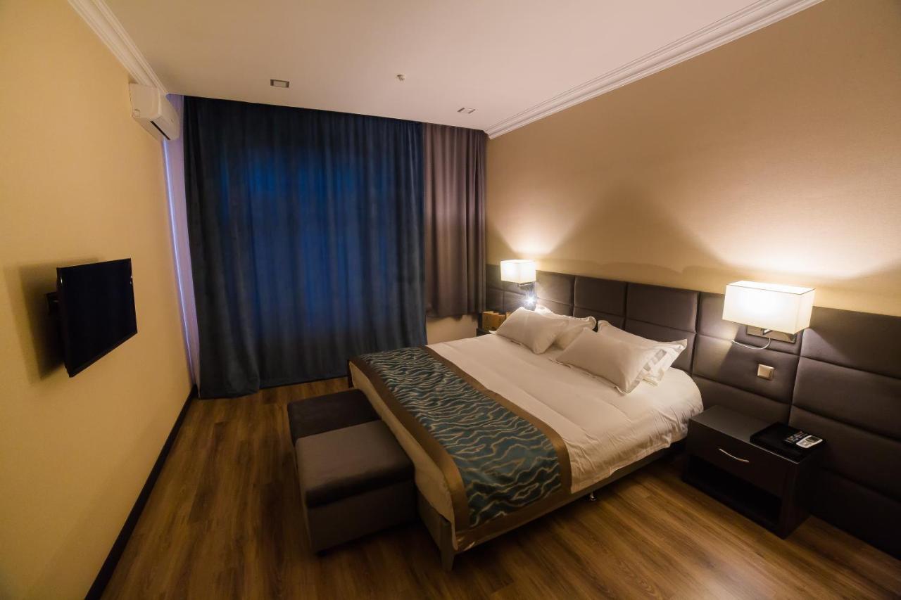 Golden Hotel Bishkek Bagian luar foto