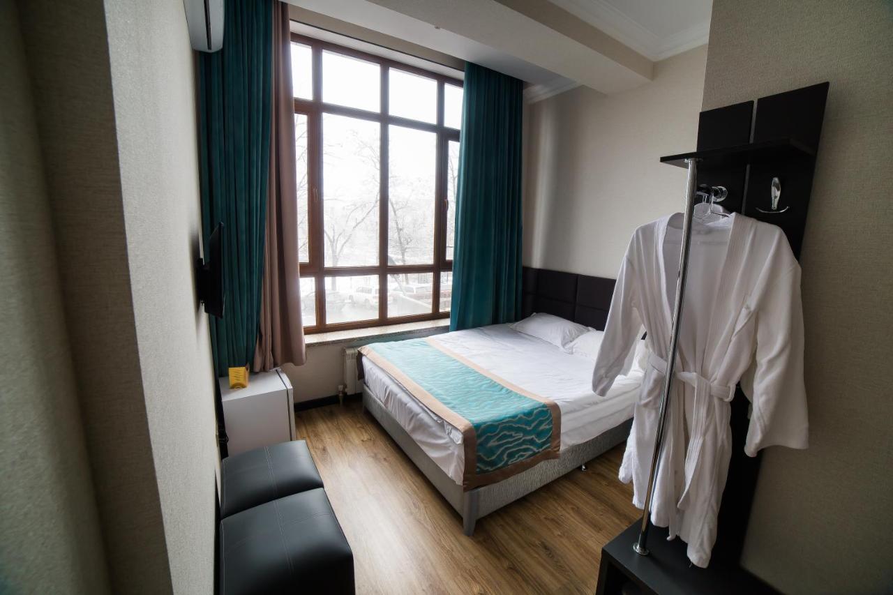 Golden Hotel Bishkek Bagian luar foto